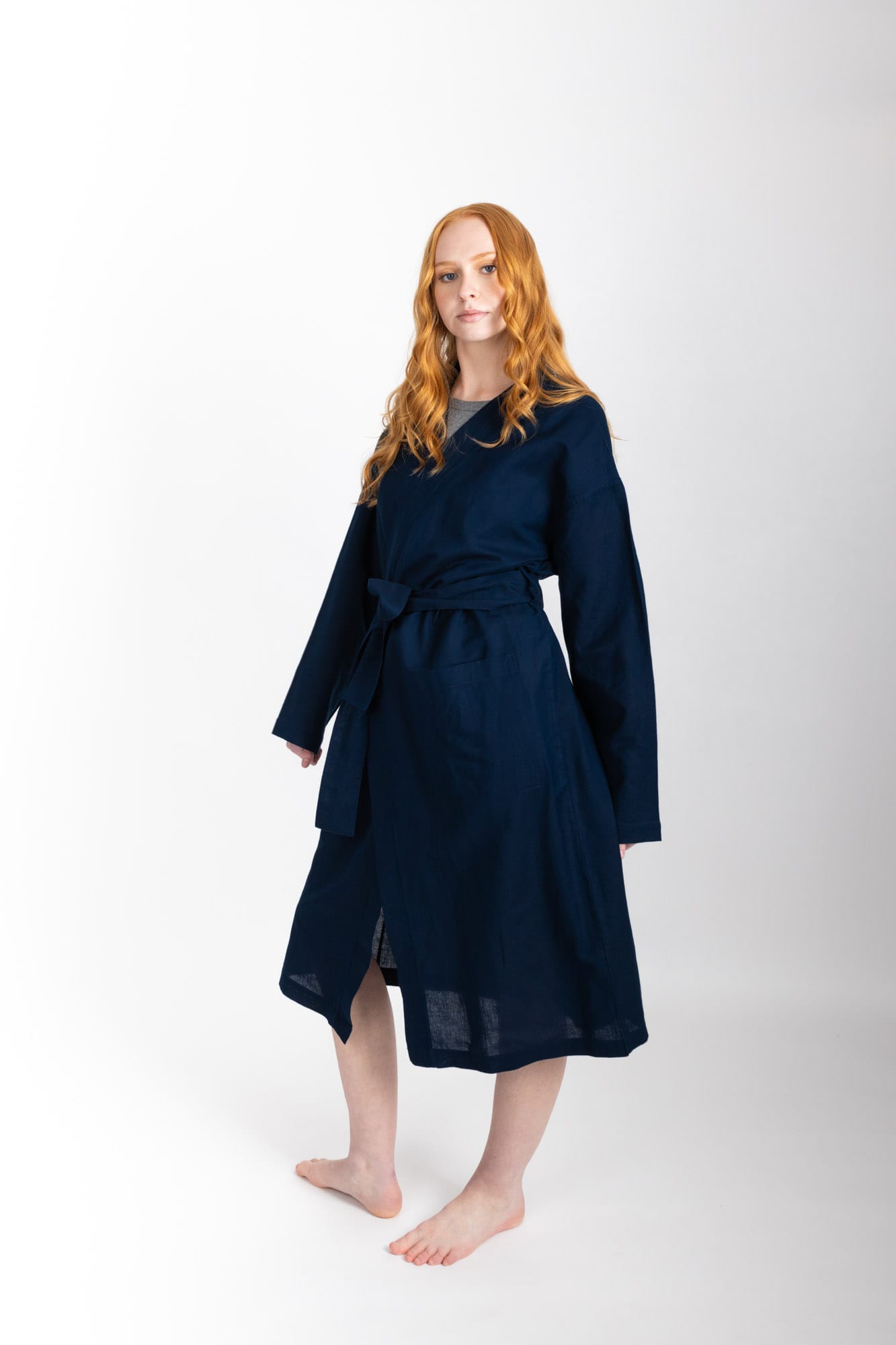 Women’s Robe.  Made from an organic cotton and linen blend, in Navy.  This robe has a relaxed-fit with a dropped shoulder, front patch pockets and a tie belt. Finished with French seams.